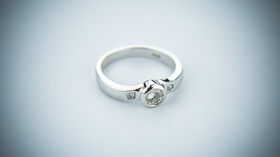 srebrny pierścionek zaręczynowy